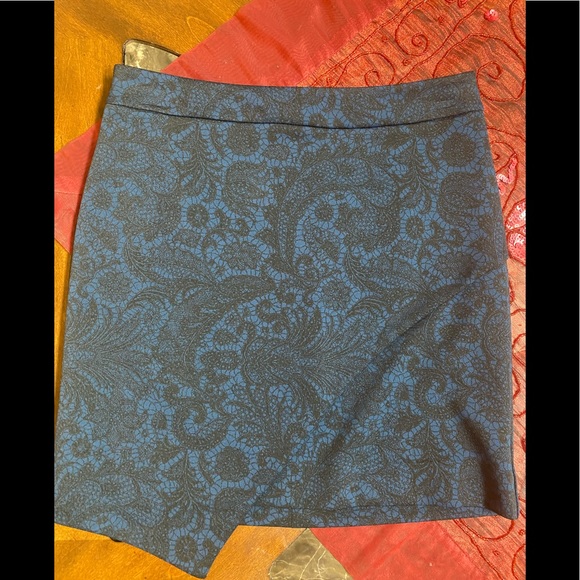 NWT Express Lace Print Asymmetrical Mini
Skirt Size 4 Black/ Blue - Picture 5 of 16